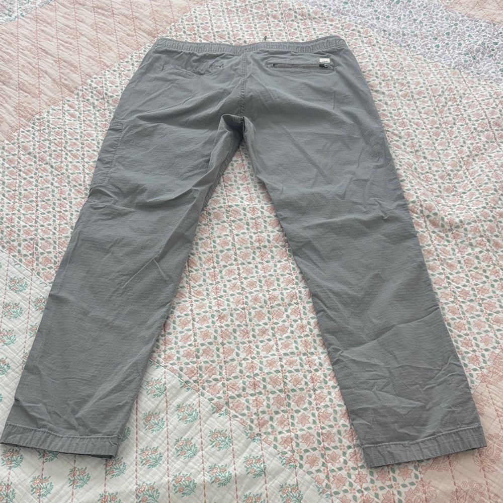 Vuori Women's ripstop pants in Gray - Picture 2 of 4